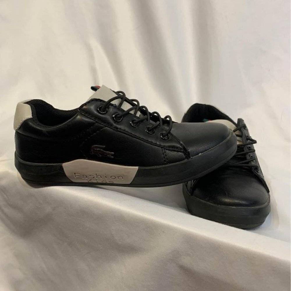 𝅺KIDS leather fashion sneakers. Size 13. Excellent condition. No tie. Black.